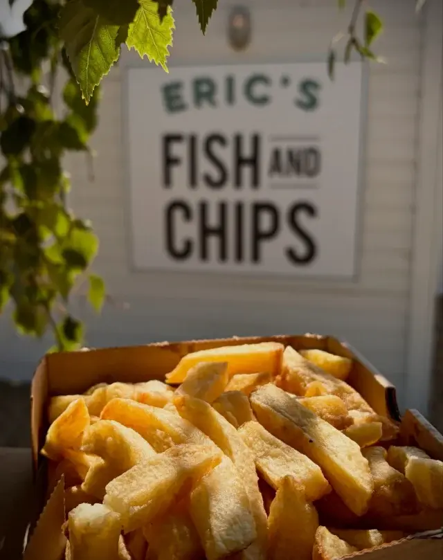 Gloriously golden and crispy on the outside, hot and fluffy in the middle. Just as they should be. 🤤

Wonderful shot by by @zakszesia 👏 

#norfolk #fishandchips #ericsfishandchips #northnorfolk #norfolkfood