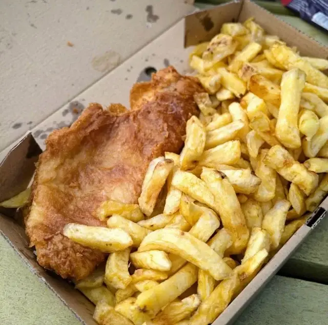 Obligatory Friday fish & chips. 🍟🎣

Is this a weekly tradition in your household?

📸 @braise.ldn 

#ericsfishandchips #fishandchips #fridayfishandchips #norfolk #norfolkfood